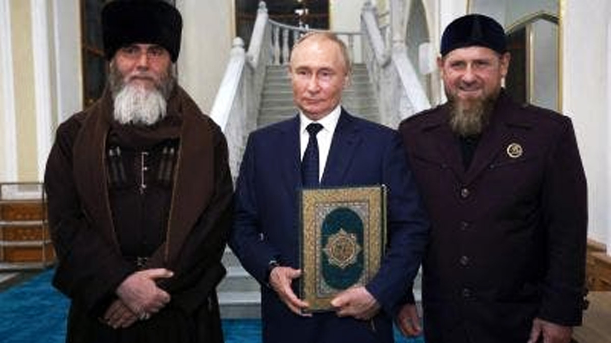 চেচনিয়ায় পবিত্র কোরআনে চুম্বন ভ্লাদিমির পুতিনের
