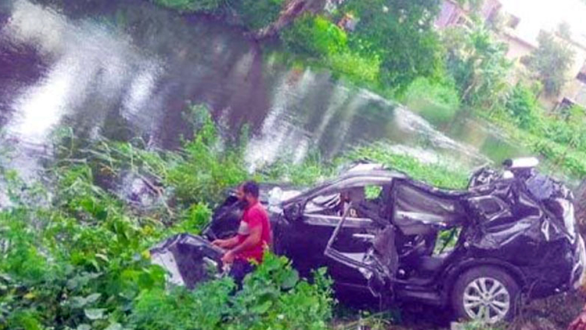 কুমিল্লায় মাইক্রোবাস নিয়ন্ত্রণ হারিয়ে গাছে ধাক্কা, নিহত ৩