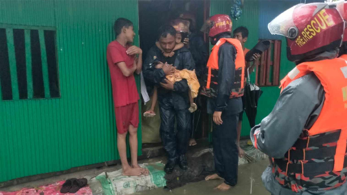 বন্যাদুর্গত এলাকা থেকে শিশুসহ ২৬০ জনকে উদ্ধার করেছে ফায়ার সার্ভিস
