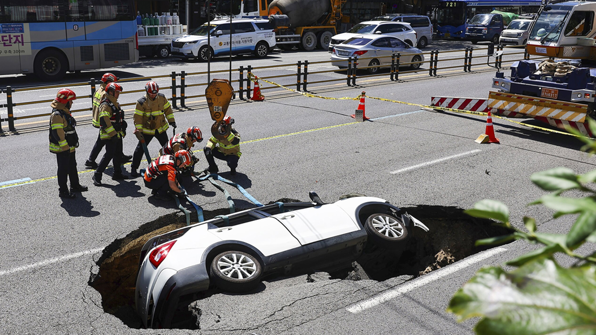 দক্ষিণ কোরিয়ায় হঠাৎ রাস্তার মাঝখান ধসে তলিয়ে গেল গাড়ি