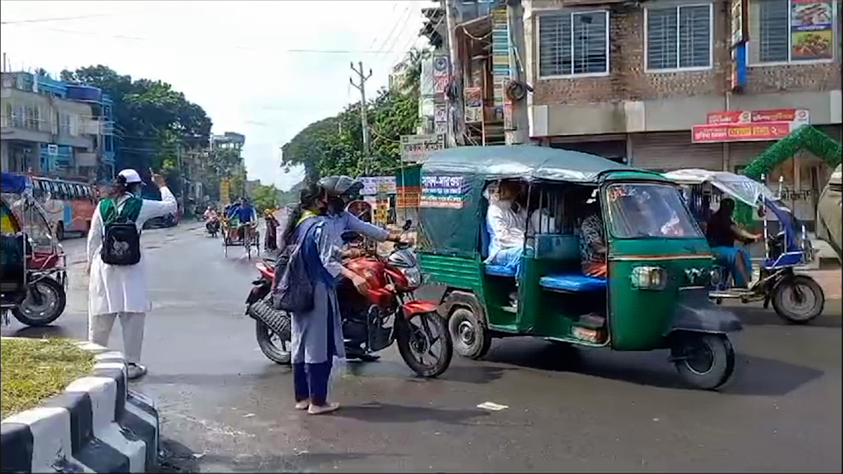 আজও দেশের বিভিন্ন স্থানে ট্রাফিকের দায়িত্বে শিক্ষার্থীরা