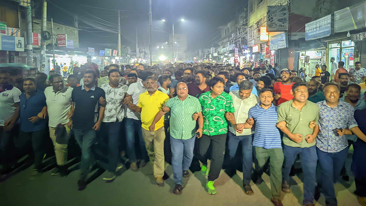 স্বরাষ্ট্র উপদেষ্টার পদত্যাগ দাবিতে বিভিন্ন জেলায় বিক্ষোভ