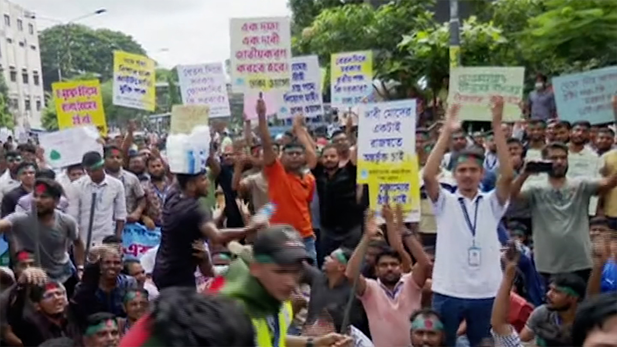 চাকরি জাতীয়করণের দাবিত শাহবাগে বিক্ষোভ