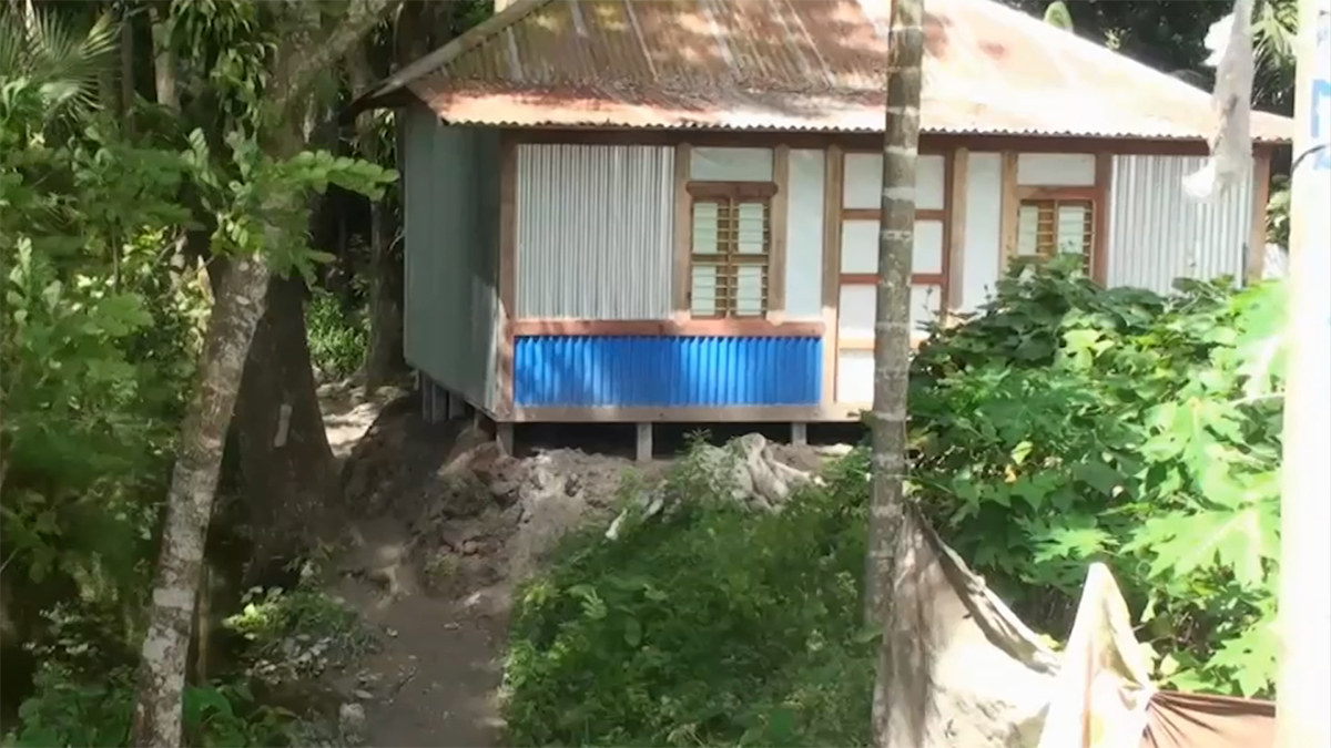 রাতারাতি রাস্তার উপর ঘর, অবরুদ্ধ ২৫ পরিবার