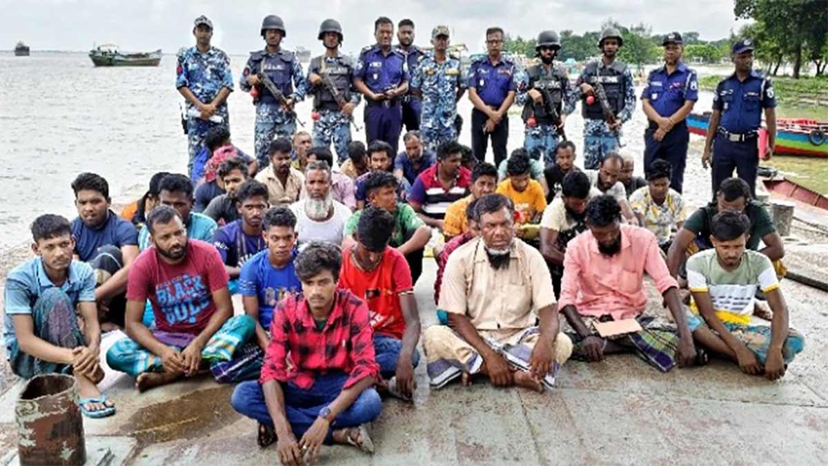 বালু উত্তোলনকালে বাল্কহেড-ড্রেজারসহ আটক ৩৩