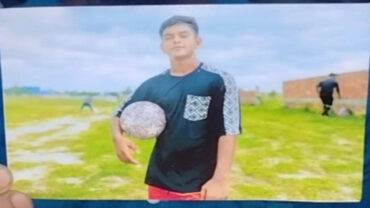 গুলিবিদ্ধ সন্তানকে হাসপাতালে নেয়া হয় পিতার রিকশায়