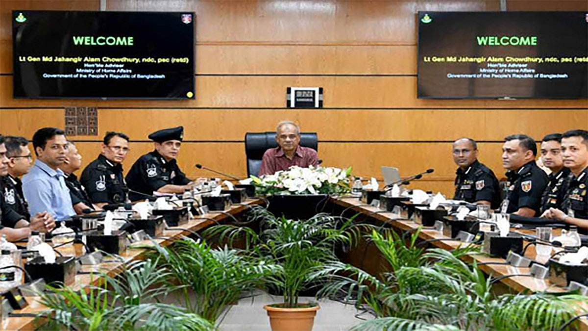 র্যাবকে রাজনৈতিক উদ্দেশ্যে ব্যবহার না করার নির্দেশ স্বরাষ্ট্র উপদেষ্টার