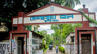 বিতর্কিত প্রভোস্ট নিয়োগের খবরে ঢাবি ভিসির বাসবভনের সামনে বিক্ষোভ