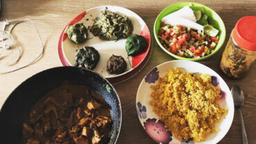 বৃষ্টির দিনে দরকার গরম-গরম খিচুড়ি আর একটু আচার!