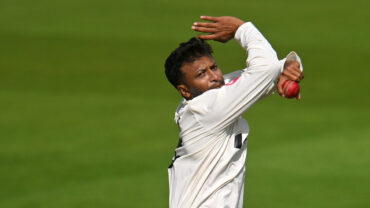 সাকিবের স্পিন বিষে নীল সমারসেট