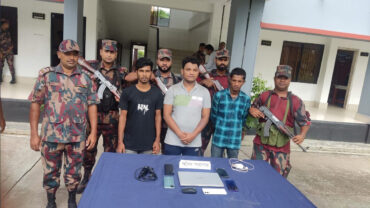 চাকরির নামে ভারতে পাচার, সাতক্ষীরা সীমান্তে তিন যুবক আটক