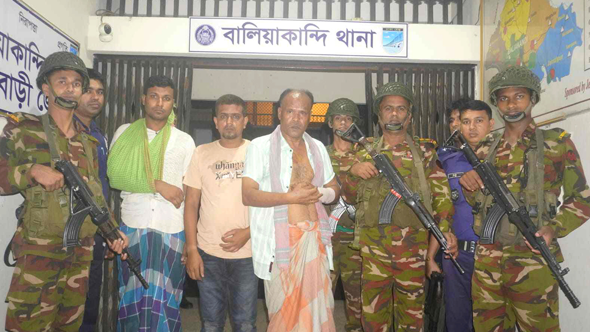 বালিয়াকান্দিতে বিএনপির দু’গ্রুপের সংঘর্ষে আহত ১২, যৌথ বাহিনীর অভিযানে আটক ৩