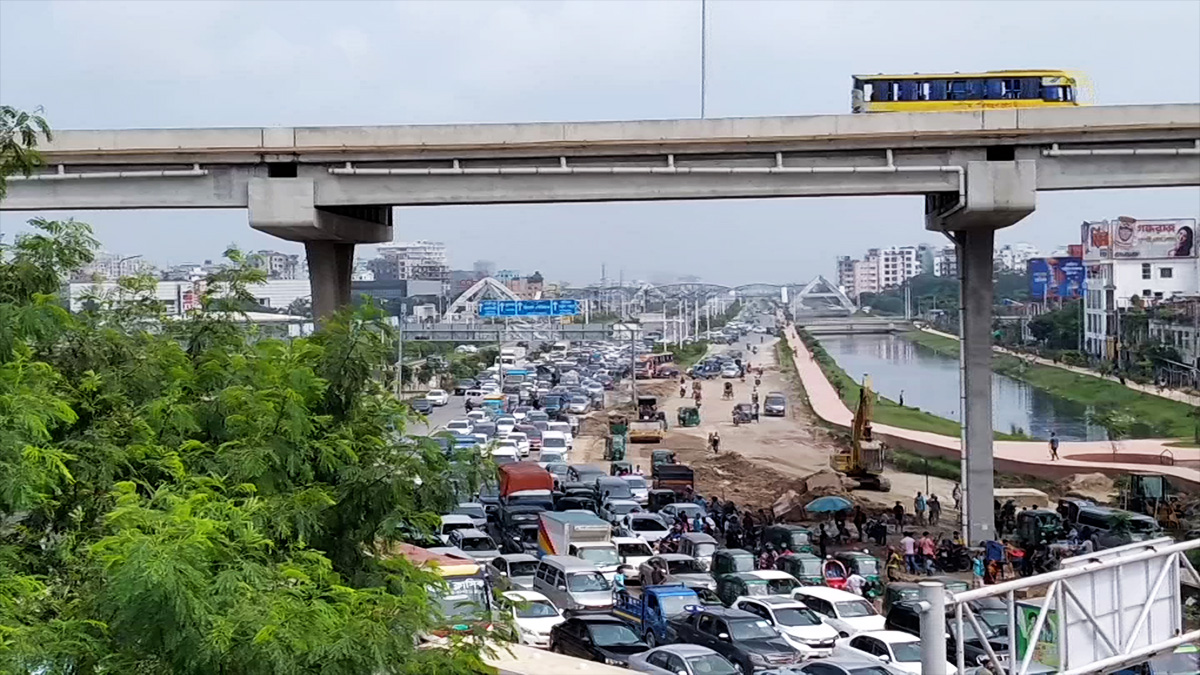 বকেয়া বেতনের দাবিতে পোশাক শ্রমিকদের কুড়িল-বিমানবন্দর সড়ক অবরোধ