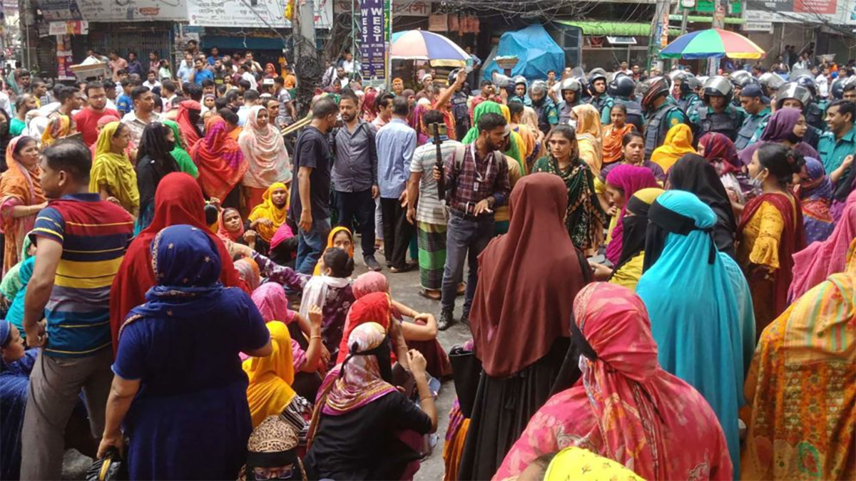 গাজীপুরে সড়ক অবরোধ করে শ্রমিকদের বিক্ষোভ