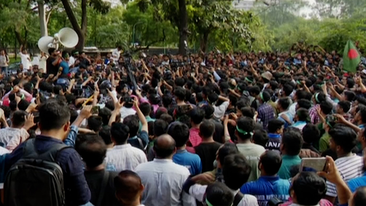 ৩ দফা দাবিতে জবি শিক্ষার্থীদের সচিবালয় ঘেরাও