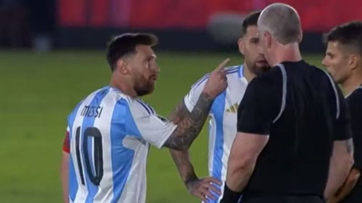মেজাজ হারিয়ে ব্রাজিলিয়ান রেফারিকে আঙুল তুলে শাসালেন মেসি