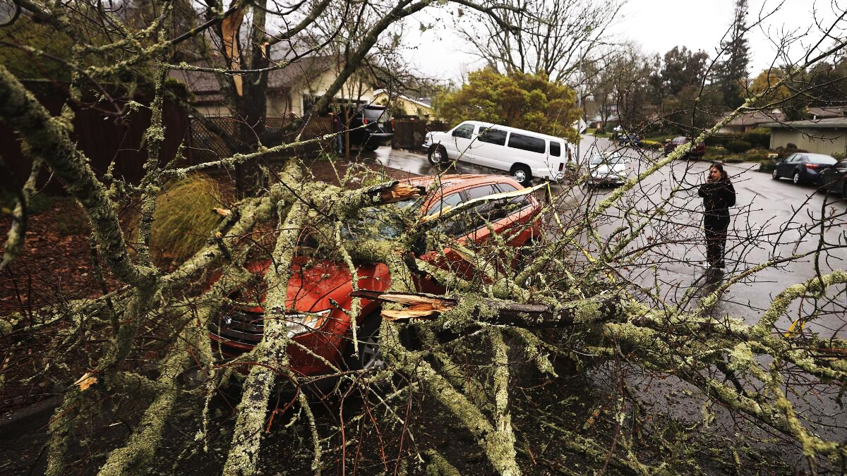 বোমা ঘূর্ণিঝড়ের কবলে যুক্তরাষ্ট্র, নিহত ২