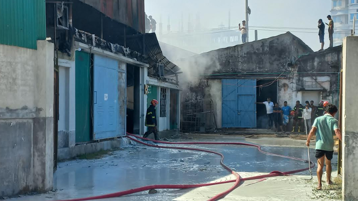 বিসিক শিল্প নগরীতে লাগা আগুন ২ ঘণ্টা পর নিয়ন্ত্রণে