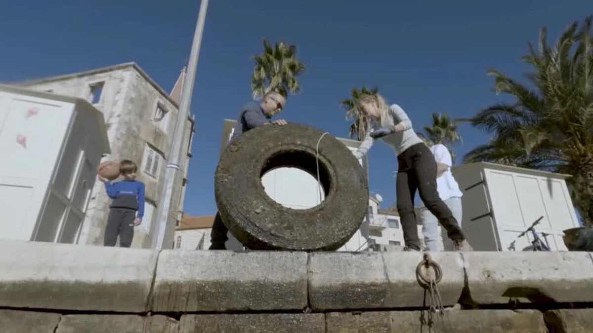 ক্রোয়েশিয়ায় সাগরকে দূষণমুক্ত করতে ডুবুরীদের ব্যতিক্রমধর্মী উদ্যোগ