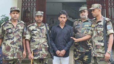 চবির ছাত্রী হলে গোপনে ভিডিও ধারণ, যুবক আটক