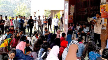 জাবি শিক্ষার্থীর মৃত্যু: চালকের গ্রেফতার দাবিতে প্রশাসনিক ভবনে তালা