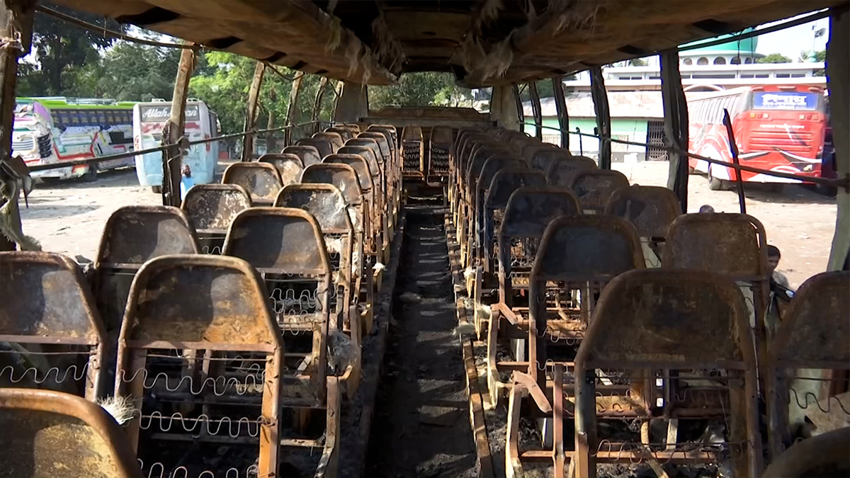 খুলনায় বাসে আগুন, নিহত ঘুমন্ত হেলপার