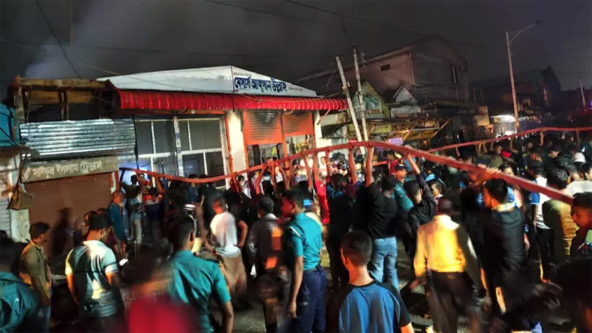 খুলনায় ভয়াবহ আগুন: পুড়ে গেছে ৪ দোকান ও ৩ গোডাউন