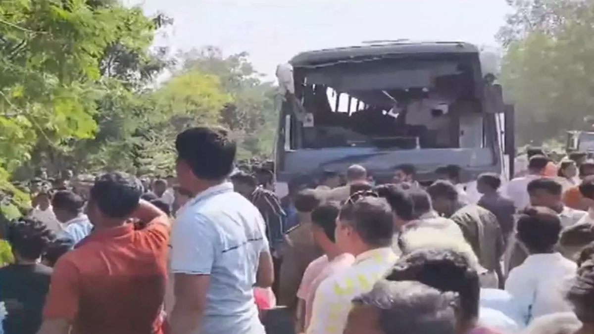 ভারতের মহারাষ্ট্রে বাস উল্টে ১০ জনের মৃত্যু, আহত ৩০