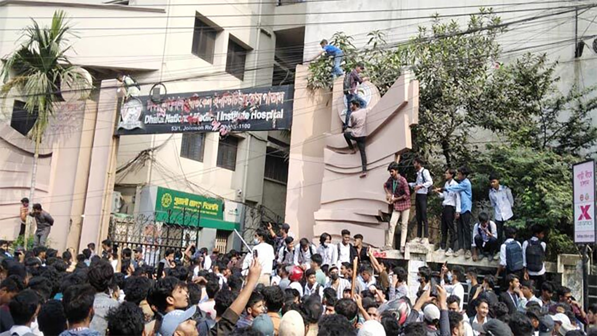 ন্যাশনাল মেডিকেল কলেজ হাসপাতালে ভাঙচুর, আহত ৬