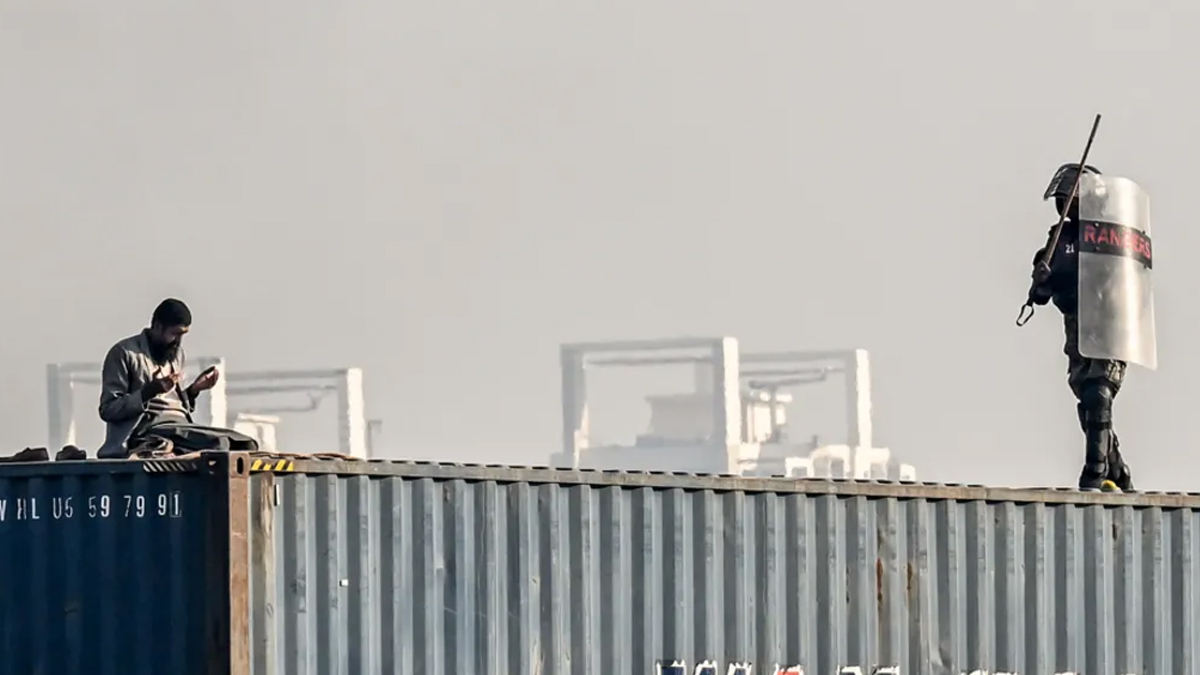 পাকিস্তানি বাহিনীর বিরুদ্ধে নামাজরত ব্যক্তিকে কনটেইনার থেকে ফেলে দেয়ার অভিযোগ