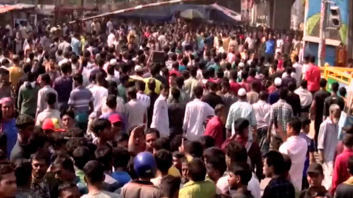 ব্যাটারিচালিত রিকশাচালকদের বিক্ষোভে স্থবির ঢাকা, ধাওয়া খেয়ে ইট-পাটকেল নিক্ষেপ