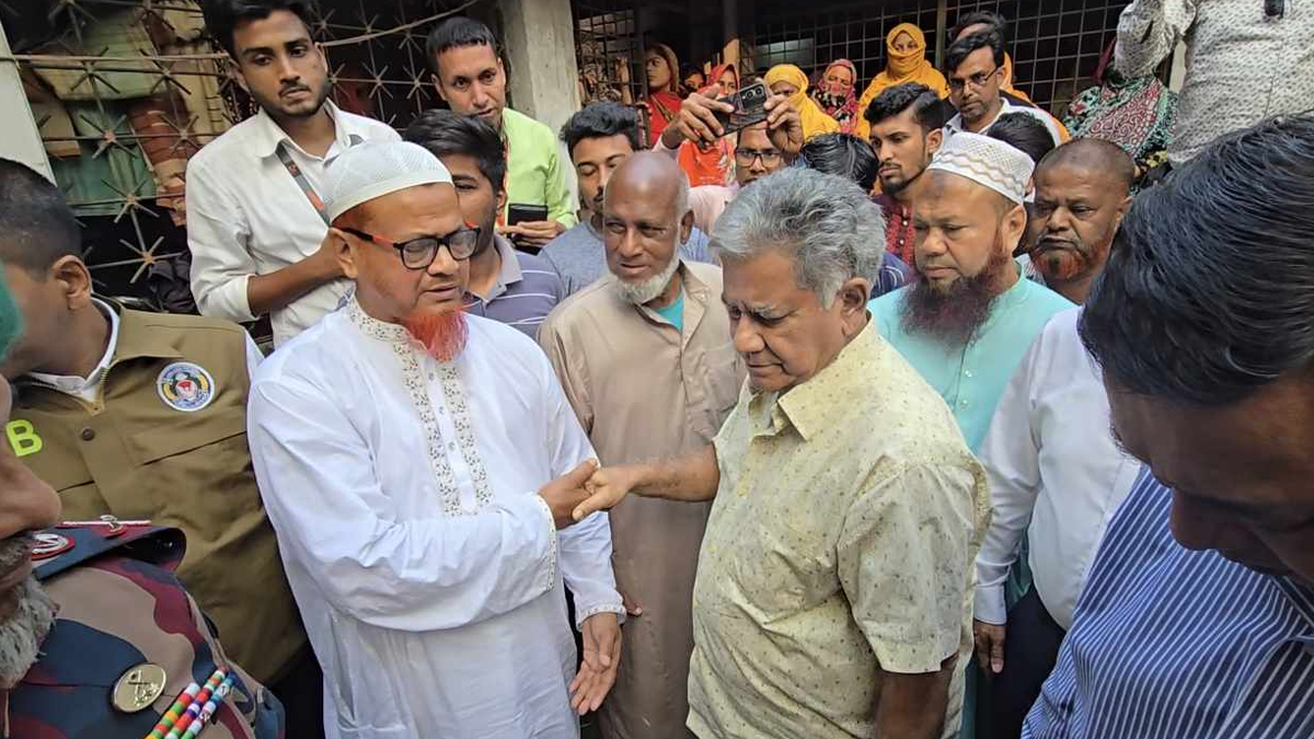 আন্দোলনে গুলিবিদ্ধ হয়ে নিহত আব্দুল্লাহর বাড়িতে উপদেষ্টা এম সাখাওয়াত
