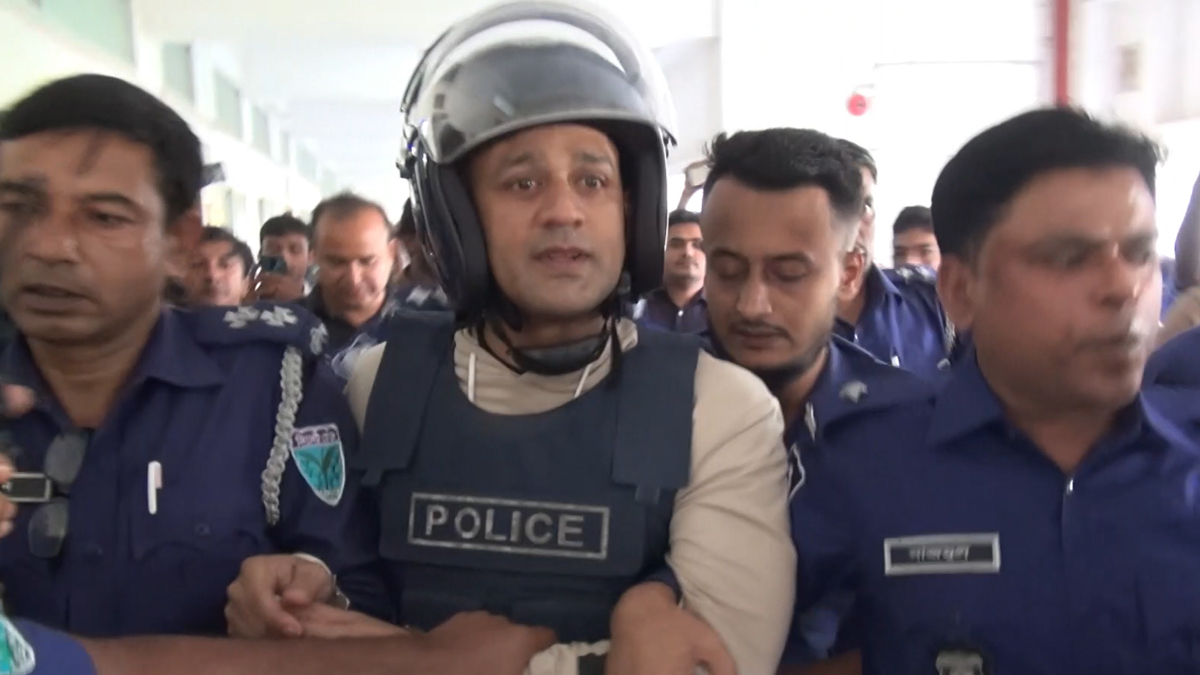 ২ দিনের রিমান্ডে ব্যারিস্টার সুমন, আদালত প্রাঙ্গণে ধাওয়া-গণপিটুনি
