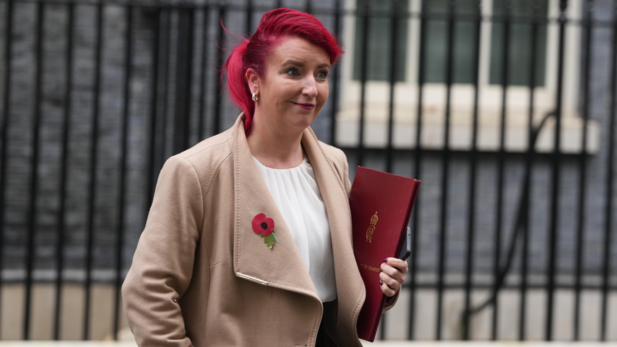 মোবাইল চুরির জালিয়াতি কাণ্ডে পদত্যাগ করলেন বৃটিশ পরিবহণ মন্ত্রী