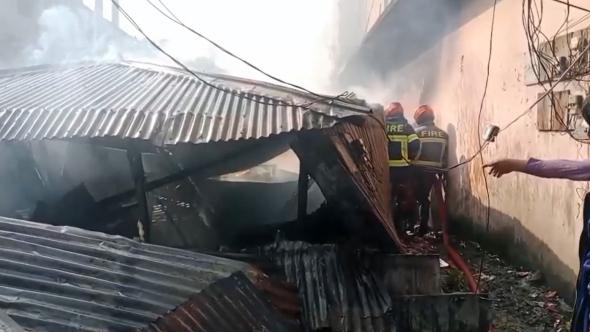 গোপালগঞ্জে আগুনে পুড়ে ছাই ৪টি দোকান