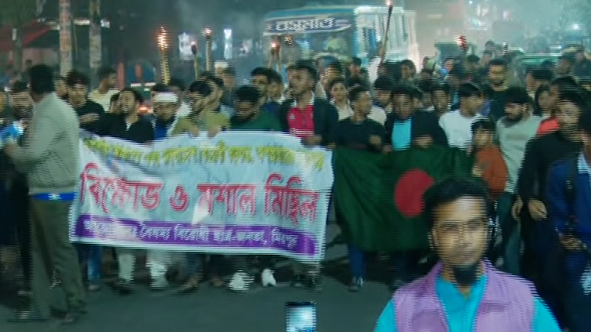 আগরতলায় বাংলাদেশ মিশনে হামলার প্রতিবাদে মিরপুরে বিক্ষোভ