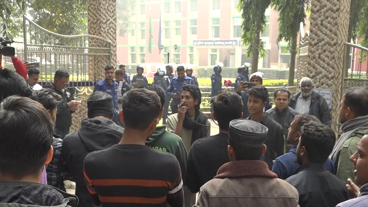 নওগাঁয় ৯ দাবিতে পুলিশ সুপারের কার্যালয়ের সামনে অবস্থান বৈষম্যবিরোধী ছাত্রদের