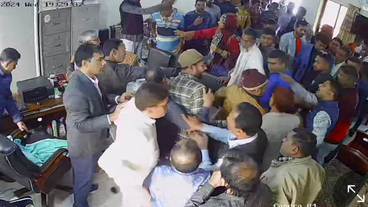 পাবনায় বিএনপি নেতাকর্মীদের হাতে লাঞ্ছিত কলেজ অধ্যক্ষ