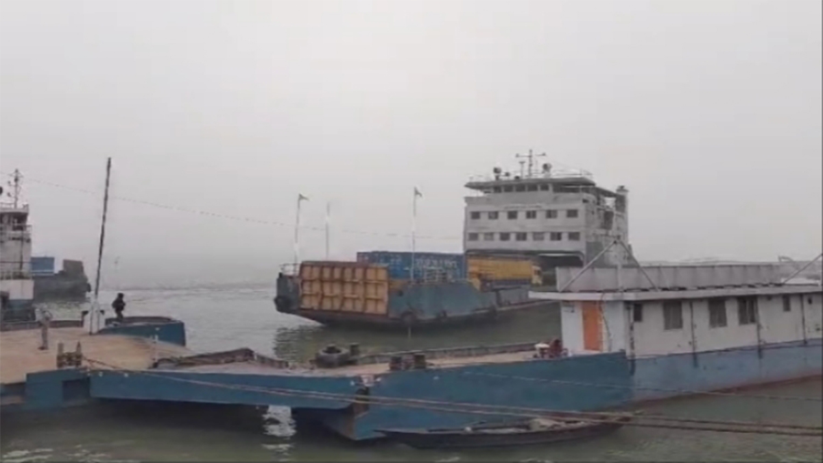 ৯ ঘন্টা পর দৌলতদিয়া-পাটুরিয়া নৌরুটে ফেরি চলাচল শুরু