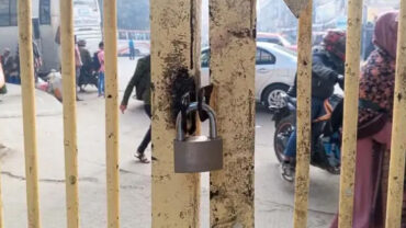 জবির প্রধান ফটকে তালা, ‘কমপ্লিট শাটডাউন’ ঘোষণা