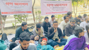 সেনাবাহিনীর কাছে কাজ হস্তান্তর ও অস্থায়ী আবাসনের দাবিতে অনশনে জবি শিক্ষার্থীরা