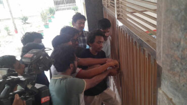 দাবি না মানায় কুয়েট একাডেমিক ভবনে তালা