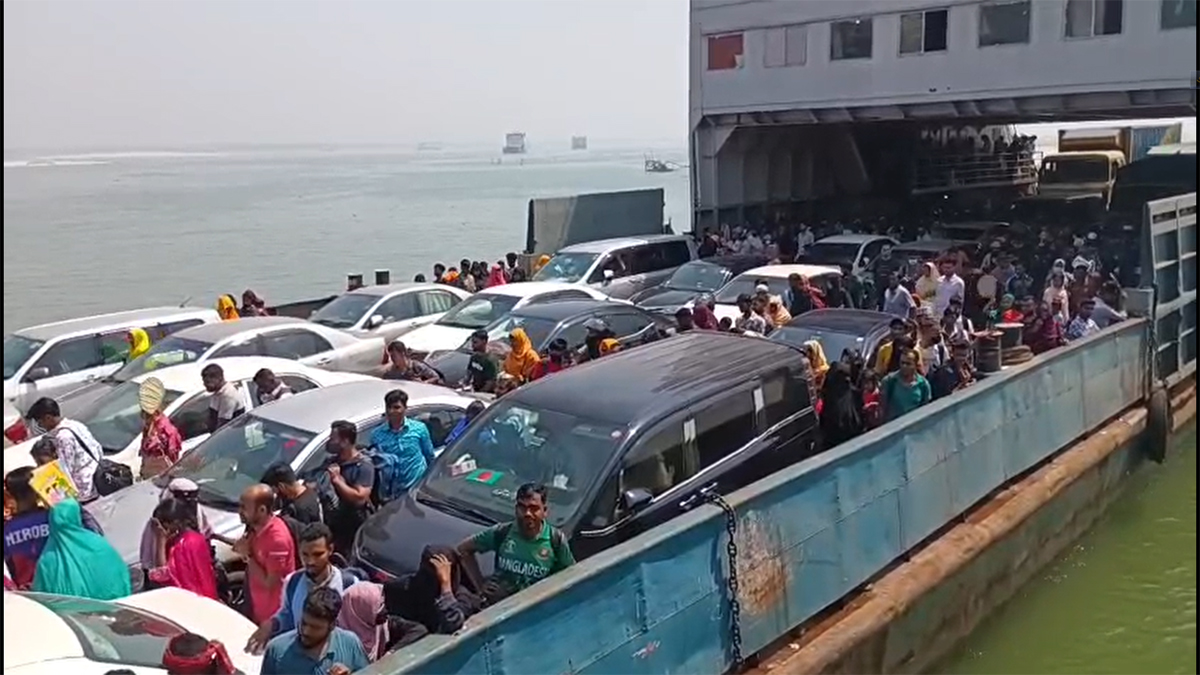 দৌলতদিয়ায় চাপ বেড়েছে ঘরমুখো যাত্রী ও যানবাহনের