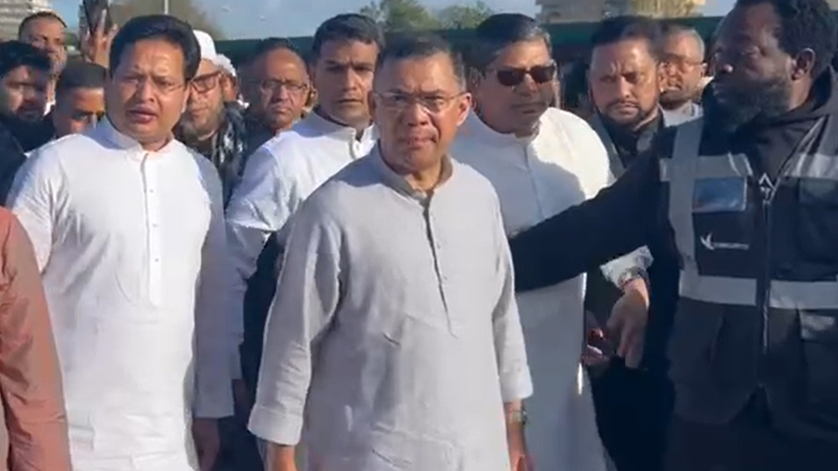 লন্ডনের কিংসমিডো ঈদগাহ মাঠে নামাজ আদায় করেছেন তারেক রহমান