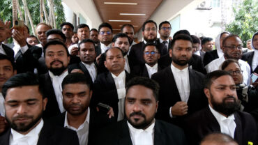 সাবেক প্রধান বিচারপতি খায়রুল হকের গ্রেফতারের দাবিতে আইনজীবীদের বিক্ষোভ