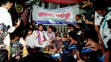 ৪৬ তম বিসিএসে প্রশ্নফাঁসে জড়িতদের বহিষ্কারসহ ৮ দফা দাবিতে বিক্ষোভ