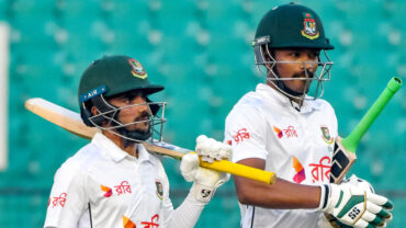 সিলেট টেস্ট: শুরুর ধাক্কা সামলে মধ্যাহ্ন বিরতিতে বাংলাদেশ