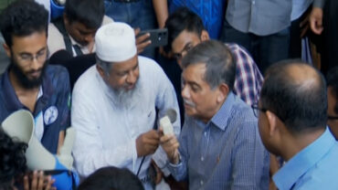 শিক্ষা উপদেষ্টার সঙ্গে আলোচনার পরও অনশন চালিয়ে যাওয়ার ঘোষণা কুয়েট শিক্ষার্থীদের