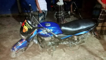 গ্রামবাসীর ধাওয়ায় পালালো ডাকাত দল
