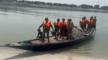 নাটোরে পদ্মা নদীতে সেনাবাহিনীর অভিযান, আটক ৫
